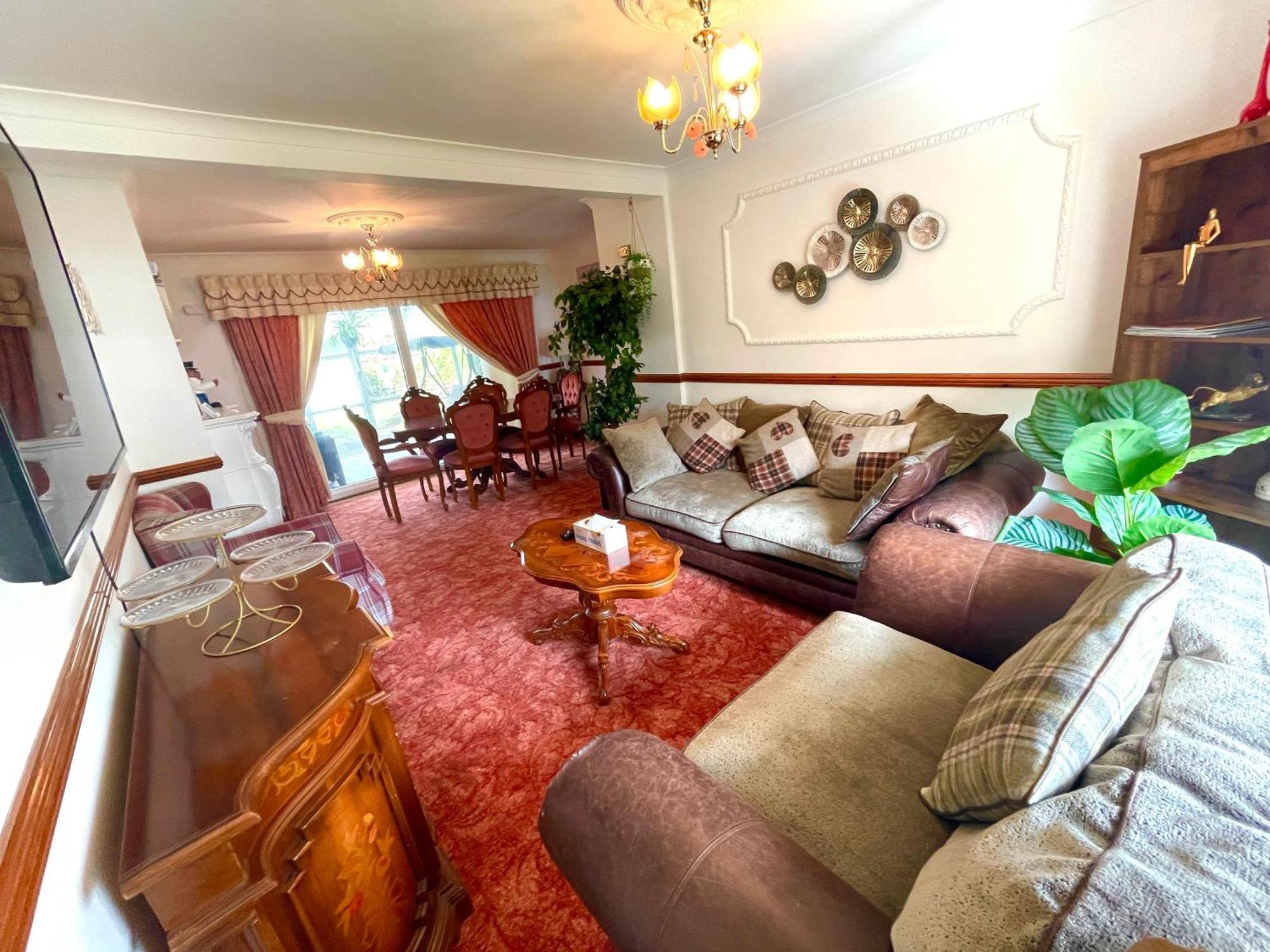 Cozy 3 Bedroom Apartment *